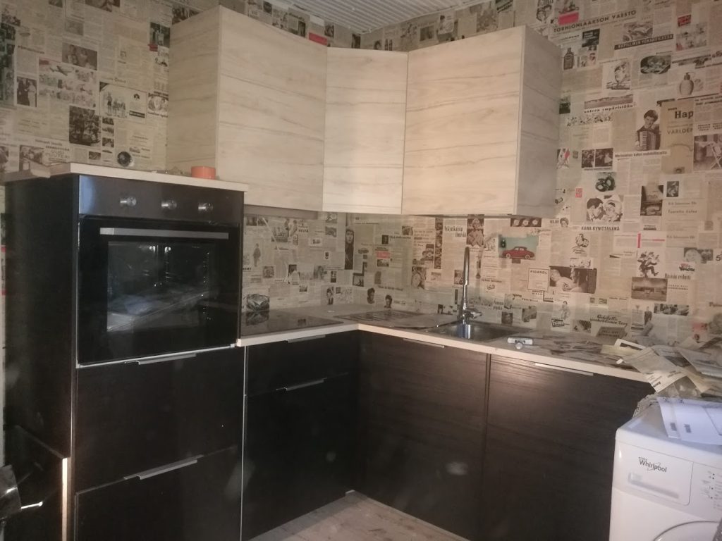 keittiö tapetoitu lehtileikkeillä